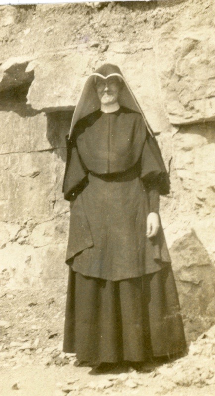 A Sister wearing the "M veil"