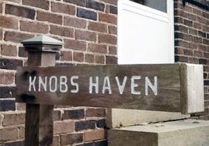 Knobs-Haven-Sign-Newly-Painted-Color-Editsquare